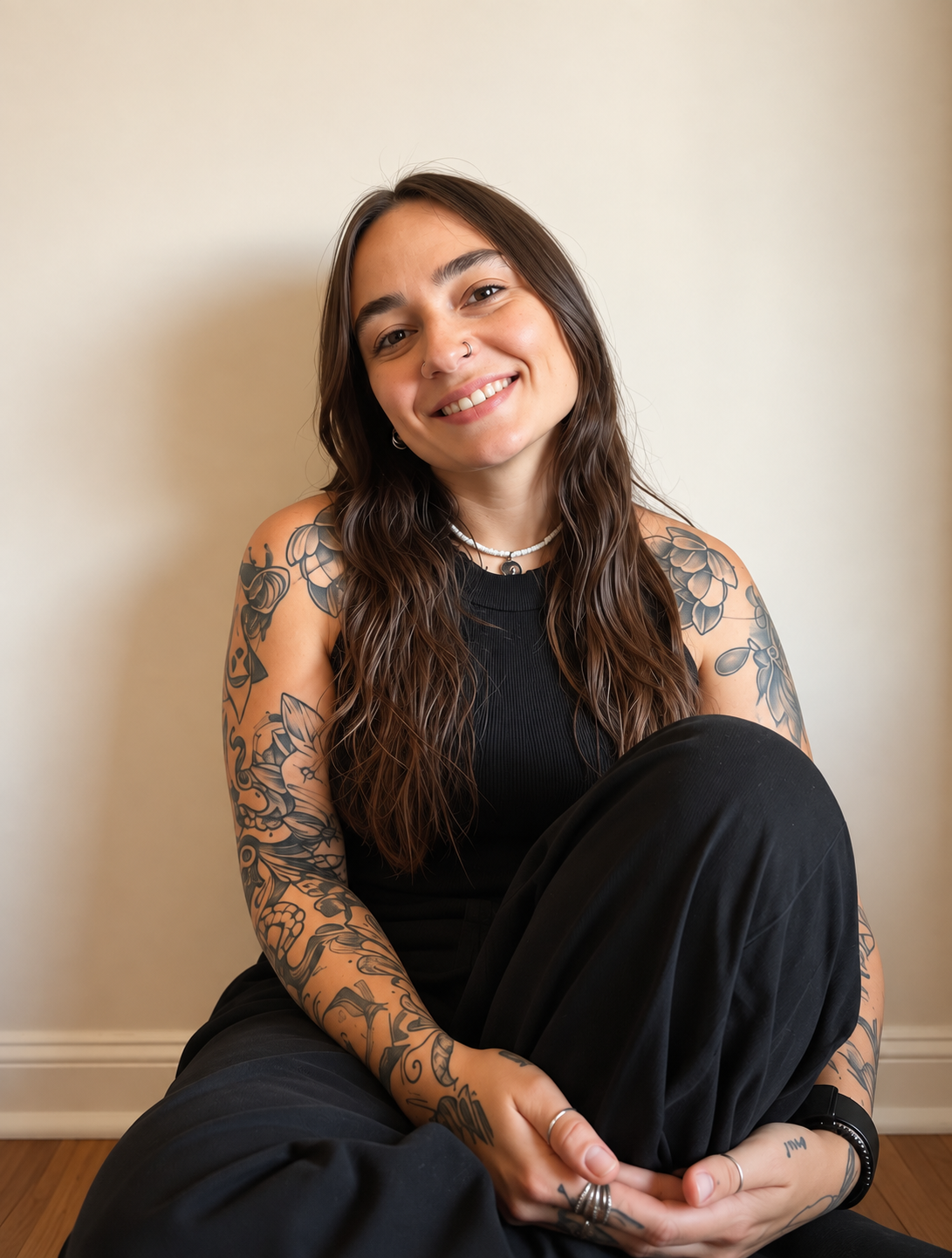 Bruna Neves sorrindo, sentada